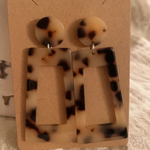 Retro Tortoise Earrings - Picture 2 of 3